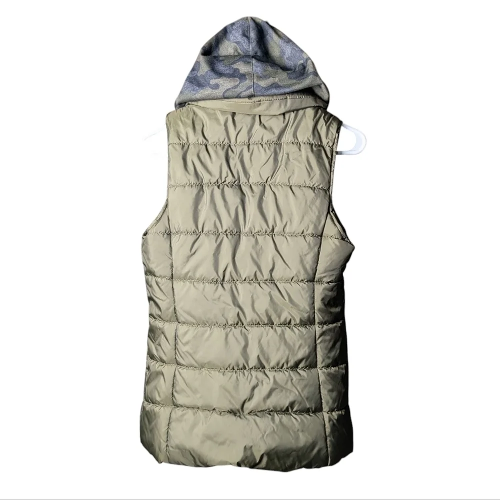 Arizona Jeans Olive Green Camo Hooded Puffy Puffer Vest Zipper Layered Like New